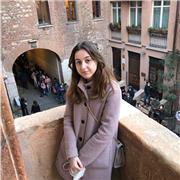 ragazza che impartisce ripetizioni a bambini di elementari e medie